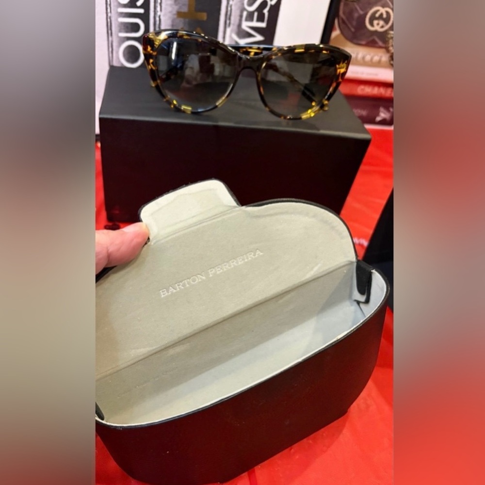 BARTON PERREIRA Tortoise Shell
Sunglasses Case & Magnetic closure w/Cardholder - Picture 6 of 15